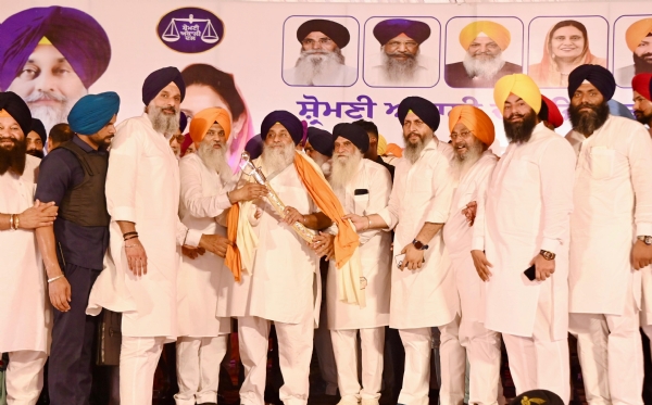 ਸ਼੍ਰੋਮਣੀ ਅਕਾਲੀ ਦਲ ਦੇ ਪ੍ਰਧਾਨ ਸੁਖਬੀਰ ਸਿੰਘ ਬਾਦਲ ਦਾ ਸਨਮਾਨ ਕਰਦੇ ਹੋਏ ਸੀਨੀਅਰ ਆਗੂ।