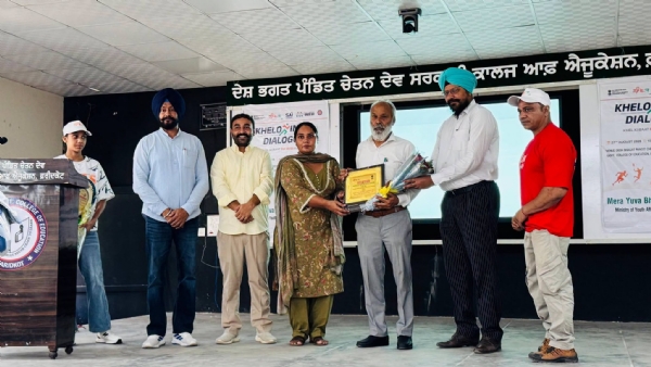 ਸਮਾਗਮ ਦੌਰਾਨ ਸਨਮਾਨ ਕਰਦੇ ਹੋਏ ਪ੍ਰਬੰਧਕ।