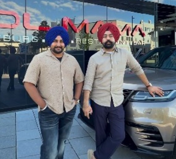 ਜਾਣਕਾਰੀ ਦਿੰਦੇ ਹੋਏ ਨੌਜਵਾਨ ਜਿੰਨ੍ਹਾਂ ਨੂੰ ਹੋਟਲ ’ਚ ਜਾਣ ਤੋਂ ਰੋਕਿਆ ਗਿਆ। ਜਾਣਕਾਰੀ ਦਿੰਦੇ ਹੋਏ ਨੌਜਵਾਨ ਜਿੰਨ੍ਹਾਂ ਨੂੰ ਹੋਟਲ ’ਚ ਜਾਣ ਤੋਂ ਰੋਕਿਆ ਗਿਆ।