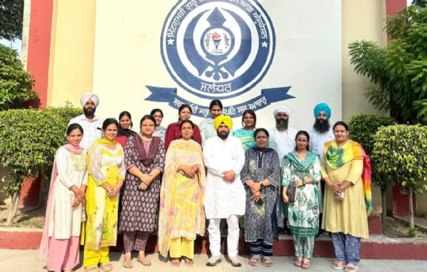 ਕਾਲਜ ਦੇ ਪ੍ਰੋਫੈਸਰਾਂ ਨਾਲ ਤਸਵੀਰ ਸਾਂਝੀ ਕਰਵਾਉਂਦੇ ਹੋਏ ਮੰਤਰੀ ਹਰਭਜਨ ਸਿੰਘ ਈਟੀਓ।