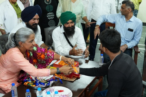 ਨਸ਼ਾ ਛਡਾਉ ਕੇਂਦਰ ’ਚ ਹੌਂਸਲਾ ਦਿੰਦੇ ਹੋਏ ਪਰਿਵਾਰਕ ਮੈਂਬਰ।