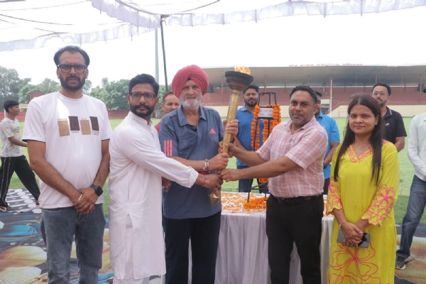 ‘ਖੇਡਾਂ ਵਤਨ ਪੰਜਾਬ ਦੀਆਂ-2026’ ਦੀ ਟਾਰਚ ਰਿਲੇਅ ਦਾ ਅੰਮ੍ਰਿਤਸਰ ਪਹੁੰਚਣ ’ਤੇ ਸਵਾਗਤ ਕਰਦੇ ਹੋਏ ਪ੍ਰਸ਼ਾਸਨਿਕ ਅਧਿਕਾਰੀ।