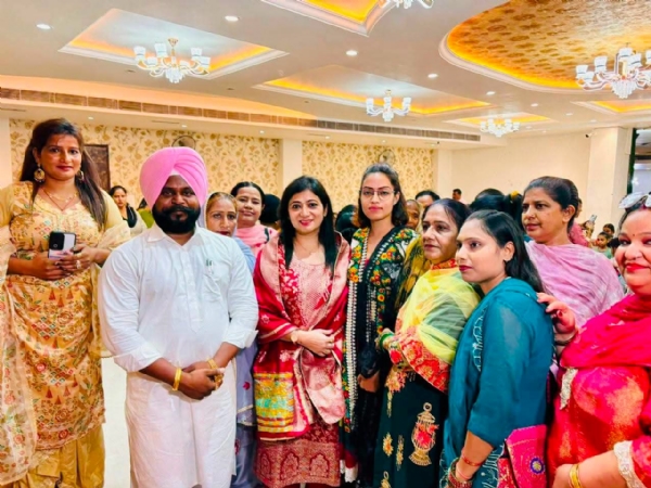 ਵਿਧਾਇਕ ਡਾ. ਜਸਬੀਰ ਸਿੰਘ ਸੰਧੂ ਮਹਿਲਾਵਾਂ ਨਾਲ ਤਸਵੀਰ ਸਾਂਝੀ ਕਰਾਉਂਦੇ ਹੋਏ।