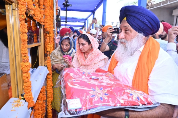 ਮੀਰੀ ਪੀਰੀ ਖਾਲਸਾ ਮਾਰਚ ਦਾ ਪਿੰਡ ਬਾਦਲ ਪਹੁੰਚਣ ਤੇ ਸੁਖਬੀਰ ਸਿੰਘ ਬਾਦਲ, ਹਰਸਿਮਰਤ ਕੌਰ ਬਾਦਲ ਮੱਥਾ ਟੇਕਦੇ ਹੋਏ।