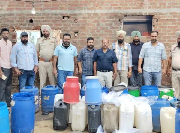 ਮਾਮਲੇ ਸਬੰਧੀ ਜਾਣਕਾਰੀ ਦਿੰਦੇ ਹੋਏ ਆਬਕਾਰੀ ਵਿਭਾਗ ਅਤੇ ਪੁਲਿਸ ਦੀ ਟੀਮ।