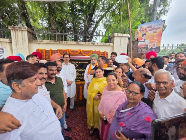 ਨੀਂਹ ਪੱਥਰ ਰੱਖਦੇ ਹੋਏ ਸੰਸਦ ਮੈਂਬਰ ਸੁਖਜਿੰਦਰ ਸਿੰਘ ਰੰਧਾਵਾ, ਵਿਧਾਇਕ ਨਰੇਸ਼ ਪੁਰੀ, ਸਾਬਕਾ ਵਿਧਾਇਕ ਜੋਗਿੰਦਰ ਪਾਲ ਤੇ ਹੋਰ।