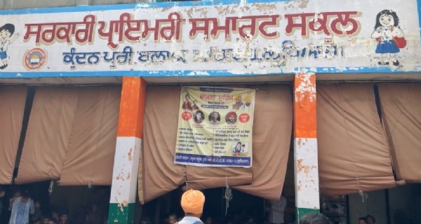 ਕੁੰਦਨ ਪੁਰੀ ਦੇ ਸਰਕਾਰੀ ਸਕੂਲ ਜਿਥੇ ਰਵਨੀਤ ਸਿੰਘ ਬਿੱਟੂ ਜਾਇਜਾ ਲੈਂਦੇ ਹੋਏ।