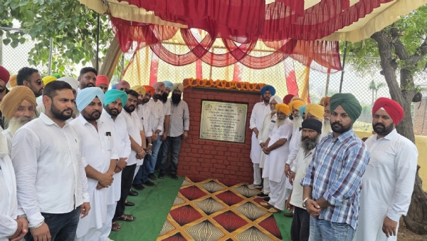 ਵਿਧਾਇਕ ਕੁਲਦੀਪ ਸਿੰਘ ਧਾਲੀਵਾਲ ਸੜਕਾਂ ਦਾ ਨੀਹ ਪੱਥਰ ਰੱਖਦੇ ਹੋਏ।