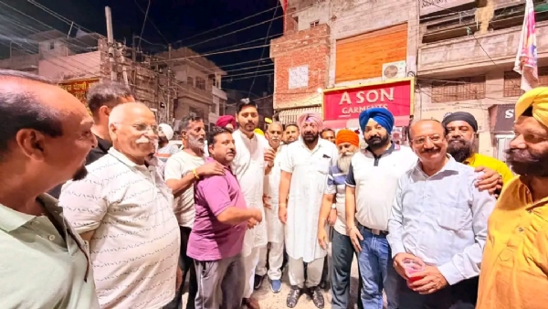 ਸਿਨੇਮਾ ਰੋਡ ਚੌਂਕ ਵਿਖੇ ਸਟਰੀਟ ਲਾਈਟਾਂ ਦਾ ਉਦਘਾਟਨ ਕਰਦੇ ਹੋਏ ਵਿਧਾਇਕ ਸ਼ੈਰੀ ਕਲਸੀ।