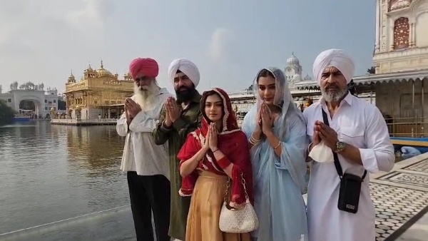 ਸੱਚਖੰਡ ਸ੍ਰੀ ਦਰਬਾਰ ਸਾਹਿਬ ਨਤਮਸਤਕ ਹੁੰਦੇ ਹੋਏ ਅਦਾਕਾਰ ਰਾਜ ਕੁੰਦਰਾ ਤੇ ਪੂਰੀ ਸਟਾਰ ਕਾਸਟ। ਸੱਚਖੰਡ ਸ੍ਰੀ ਦਰਬਾਰ ਸਾਹਿਬ ਨਤਮਸਤਕ ਹੁੰਦੇ ਹੋਏ ਅਦਾਕਾਰ ਰਾਜ ਕੁੰਦਰਾ ਤੇ ਪੂਰੀ ਸਟਾਰ ਕਾਸਟ।