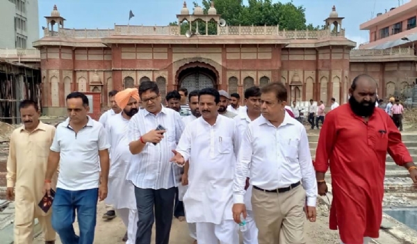 ਸ੍ਰੀ ਕਾਲੀ ਦੇਵੀ ਮਾਤਾ ਮੰਦਰ ਵਿਖੇ ਨਵਨਿਰਮਾਣ ਤੇ ਸੁੰਦਰੀਕਰਨ ਕਾਰਜਾਂ ਦਾ ਜਾਇਜ਼ਾ ਲੈਂਦੇ ਹੋਏ ਤੇਜਿੰਦਰ ਮਹਿਤਾ। ਸ੍ਰੀ ਕਾਲੀ ਦੇਵੀ ਮਾਤਾ ਮੰਦਰ ਵਿਖੇ ਨਵਨਿਰਮਾਣ ਤੇ ਸੁੰਦਰੀਕਰਨ ਕਾਰਜਾਂ ਦਾ ਜਾਇਜ਼ਾ ਲੈਂਦੇ ਹੋਏ ਤੇਜਿੰਦਰ ਮਹਿਤਾ।