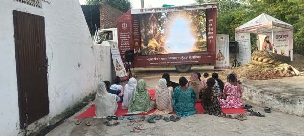 ਸ੍ਰੀ ਗੁਰੂ ਰਵਿਦਾਸ ਜੀ ਦੀ ਵਿਸ਼ੇਸ਼ ਦਸਤਾਵੇਜ਼ੀ ਦੇਖਦੇ ਹੋਏ ਪਿੰਡ ਵਾਸੀ।