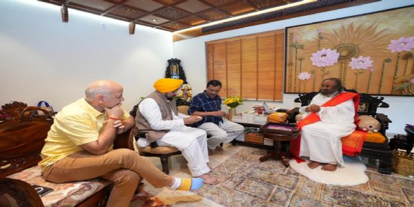 ਬੈਂਗਲੁਰੂ ਦੇ ‘ਆਰਟ ਆਫ਼ ਲਿਵਿੰਗ’ ਆਸ਼ਰਮ ਪਹੁੰਚੇ ਮੁੱਖ ਮੰਤਰੀ ਭਗਵੰਤ ਮਾਨ, ਕੇਜਰੀਵਾਲ ਤੇ ਸਿਸੋਦੀਆ ਨਾਲ ਸ੍ਰੀ ਸ੍ਰੀ ਰਵੀ ਸ਼ੰਕਰ ਦਾ ਲਿਆ ਆਸ਼ੀਰਵਾਦ