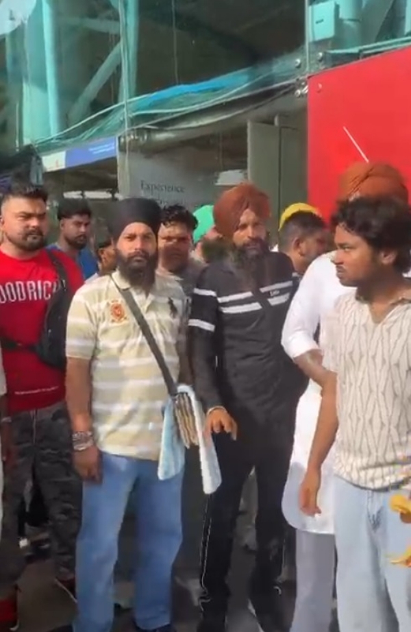 ਏਅਰਪੋਰਟ ’ਤੇ ਹੰਗਾਮਾ ਕਰਦੇ ਹੋਏ ਯਾਤਰੀ। ਏਅਰਪੋਰਟ ’ਤੇ ਹੰਗਾਮਾ ਕਰਦੇ ਹੋਏ ਯਾਤਰੀ।
