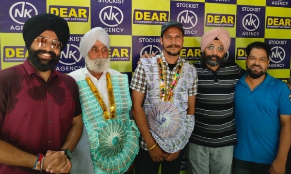 लॉटरी विक्रेता गुरप्रीत सिंह का सम्मान करते हुए लॉटरी विक्रेता गुरप्रीत सिंह का सम्मान करते हुए