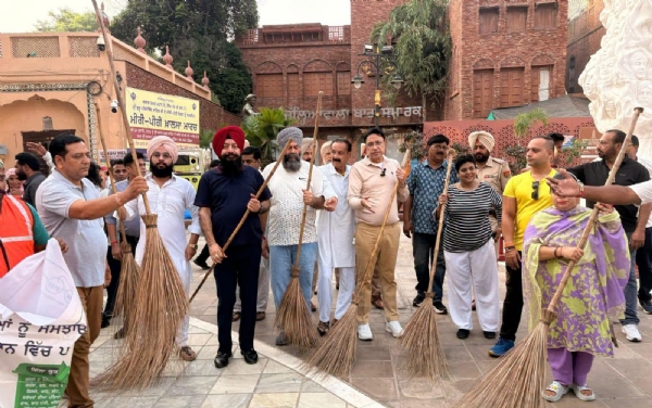 ਵਿਧਾਇਕ ਡਾ. ਗੁਪਤਾ ਜਲ੍ਹਿਆਂਵਾਲਾ ਬਾਗ ਤੋਂ ਸਫਾਈ ਮੁਹਿੰਮ ਦੀ ਸ਼ੁਰੂਆਤ ਕਰਦੇ ਹੋਏ ਵਿਧਾਇਕ ਡਾ. ਗੁਪਤਾ ਜਲ੍ਹਿਆਂਵਾਲਾ ਬਾਗ ਤੋਂ ਸਫਾਈ ਮੁਹਿੰਮ ਦੀ ਸ਼ੁਰੂਆਤ ਕਰਦੇ ਹੋਏ