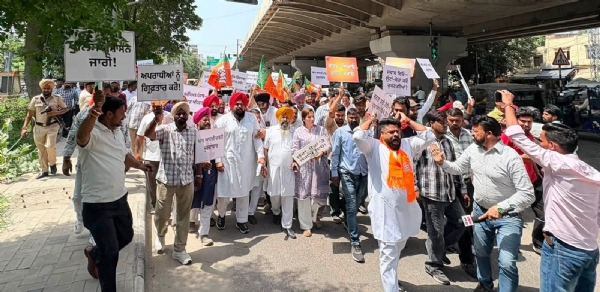 ਭਾਜਪਾ ਵਰਕਰ ਕਮਿਸ਼ਨਰ ਦਫ਼ਤਰ ਦੇ ਬਾਹਰ ਪ੍ਰਦਰਸ਼ਨ ਕਰਦੇ ਹੋਏ।