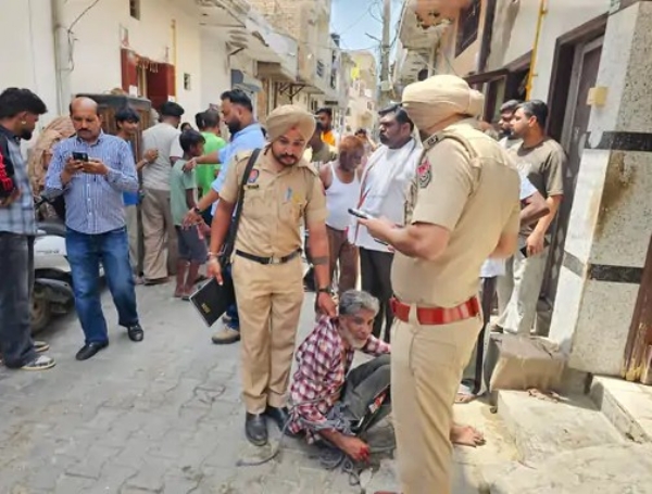 पुलिस हिरासत में आरोपी बेटे सुनील कुमार