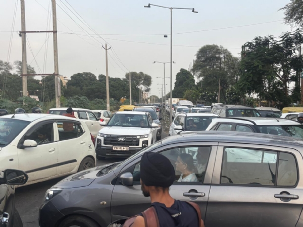 ट्रैफिक डायवर्ट, लोग परेशान