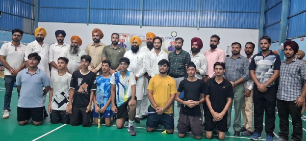 70ਵੇਂ ਜ਼ਿਲ੍ਹਾ ਪੱਧਰੀ ਬੈਡਮਿੰਟਨ ਟੂਰਨਾਮੈਂਟ ਦੀ ਸ਼ੁਰੁਆਤ ਕਰਵਾਉਂਦੇ ਹੋਏ ਵਿਧਾਇਕ ਕੁਲਵੰਤ ਸਿੰਘ ਪੰਡੋਰੀ। 70ਵੇਂ ਜ਼ਿਲ੍ਹਾ ਪੱਧਰੀ ਬੈਡਮਿੰਟਨ ਟੂਰਨਾਮੈਂਟ ਦੀ ਸ਼ੁਰੁਆਤ ਕਰਵਾਉਂਦੇ ਹੋਏ ਵਿਧਾਇਕ ਕੁਲਵੰਤ ਸਿੰਘ ਪੰਡੋਰੀ।