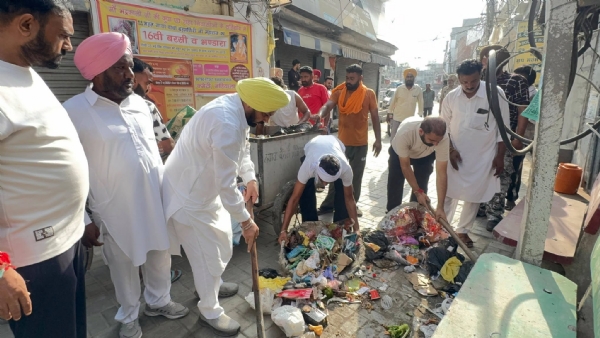 ਲੋਕ ਨਿਰਮਾਣ ਮੰਤਰੀ ਹਰਭਜਨ ਸਿੰਘ ਈ.ਟੀ.ਓ. ਸਫਾਈ ਕਰਦੇ ਹੋਏ। ਲੋਕ ਨਿਰਮਾਣ ਮੰਤਰੀ ਹਰਭਜਨ ਸਿੰਘ ਈ.ਟੀ.ਓ. ਸਫਾਈ ਕਰਦੇ ਹੋਏ।