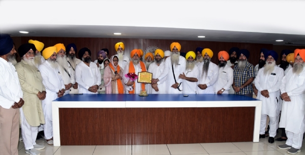 ਸ੍ਰੀ ਦਰਬਾਰ ਸਾਹਿਬ ਦੇ ਮੈਨੇਜਰ ਇਕਬਾਲ ਸਿੰਘ ਮੁਖੀ ਸਮੇਤ ਸੇਵਾਮੁਕਤ ਮੁਲਾਜ਼ਮਾਂ ਦਾ ਸਨਮਾਨ ਕਰਦੇ ਹੋਏ ਪ੍ਰਬੰਧਕ।
