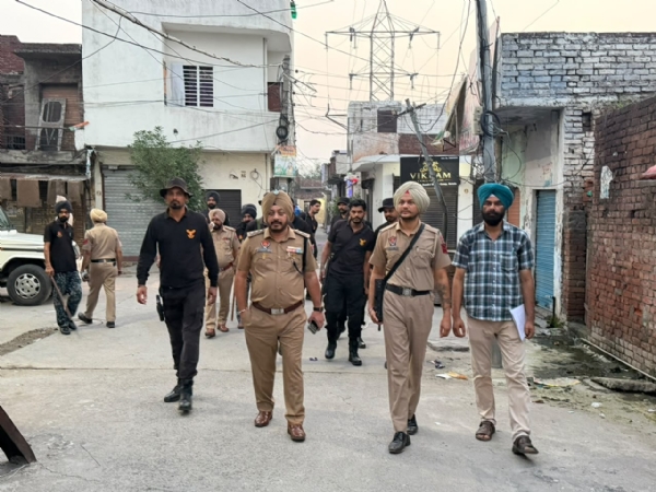 ਅਪਰੇਸ਼ਨ ਪ੍ਰਹਾਰ 4.0 ਤਹਿਤ ਚੈਕਿੰਗ ਕਰਦੇ ਹੋਏ ਸੀਨੀਅਰ ਪੁਲਿਸ ਅਧਿਕਾਰੀ। ਅਪਰੇਸ਼ਨ ਪ੍ਰਹਾਰ 4.0 ਤਹਿਤ ਚੈਕਿੰਗ ਕਰਦੇ ਹੋਏ ਸੀਨੀਅਰ ਪੁਲਿਸ ਅਧਿਕਾਰੀ।