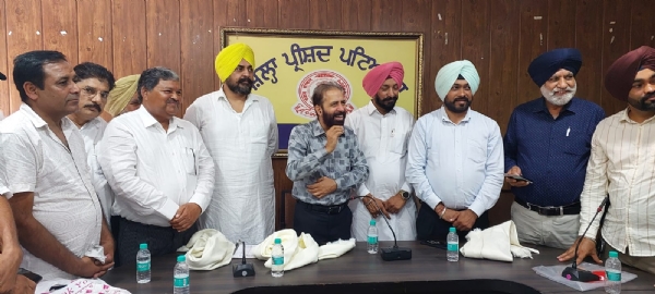 ਮੀਟਿੰਗ ਦੌਰਾਨ ਪੰਜਾਬ ਦੇ ਵੱਖ-ਵੱਖ ਜ਼ਿਲ੍ਹਿਆਂ ਦੇ ਸਿੱਖਿਆ ਇੰਚਾਰਜਾਂ ਅਤੇ ਬਲਾਕ ਸਿੱਖਿਆ ਕੋਆਰਡੀਨੇਟਰ। ਮੀਟਿੰਗ ਦੌਰਾਨ ਪੰਜਾਬ ਦੇ ਵੱਖ-ਵੱਖ ਜ਼ਿਲ੍ਹਿਆਂ ਦੇ ਸਿੱਖਿਆ ਇੰਚਾਰਜਾਂ ਅਤੇ ਬਲਾਕ ਸਿੱਖਿਆ ਕੋਆਰਡੀਨੇਟਰ।