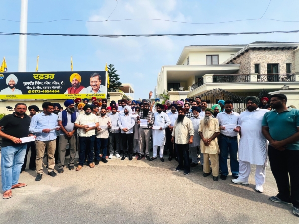 ਮੋਹਾਲੀ ਦੇ ਵੱਖ ਵੱਖ ਪਿੰਡਾਂ ਦੇ ਸਰਪੰਚਾਂ ਨੂੰ ਚੈੱਕ ਦਿੰਦੇ ਹੋਏ ਵਿਧਾਇਕ ਕੁਲਵੰਤ ਸਿੰਘ। ਮੋਹਾਲੀ ਦੇ ਵੱਖ ਵੱਖ ਪਿੰਡਾਂ ਦੇ ਸਰਪੰਚਾਂ ਨੂੰ ਚੈੱਕ ਦਿੰਦੇ ਹੋਏ ਵਿਧਾਇਕ ਕੁਲਵੰਤ ਸਿੰਘ।