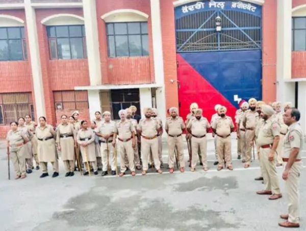 ਸੈਂਟਰਲ ਮਾਡਰਨ ਜੇਲ੍ਹ ਵਿੱਚ ਜਾਂਚ ਕਰਦੀ ਹੋਈ ਪੁਲਿਸ। ਸੈਂਟਰਲ ਮਾਡਰਨ ਜੇਲ੍ਹ ਵਿੱਚ ਜਾਂਚ ਕਰਦੀ ਹੋਈ ਪੁਲਿਸ।