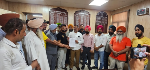 ਪੀਆਰਟੀਸੀ ਦੇ ਚੇਅਰਮੈਨ ਐਡਵੋਕੇਟ ਹਰਪਾਲ ਜੁਨੇਜਾ ਨੂੰ ਮੰਗ ਪੱਤਰ ਸੌਂਪਦੇ ਹੋਏ ਮੁਲਾਜ਼ਮ। ਪੀਆਰਟੀਸੀ ਦੇ ਚੇਅਰਮੈਨ ਐਡਵੋਕੇਟ ਹਰਪਾਲ ਜੁਨੇਜਾ ਨੂੰ ਮੰਗ ਪੱਤਰ ਸੌਂਪਦੇ ਹੋਏ ਮੁਲਾਜ਼ਮ।