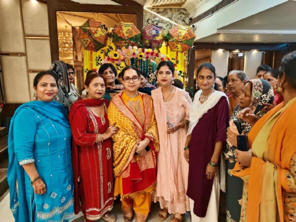 ਤੀਆਂ ਦਾ ਤਿਉਹਾਰ ਮਨਾਉਂਦੇ ਹੋਏ ਅੰਮ੍ਰਿਤਸਰ ਪੂਰਬੀ ਤੋਂ ਵਿਧਾਇਕਾ ਡਾ. ਜੀਵਨਜੋਤ ਕੌਰ। ਤੀਆਂ ਦਾ ਤਿਉਹਾਰ ਮਨਾਉਂਦੇ ਹੋਏ ਅੰਮ੍ਰਿਤਸਰ ਪੂਰਬੀ ਤੋਂ ਵਿਧਾਇਕਾ ਡਾ. ਜੀਵਨਜੋਤ ਕੌਰ।