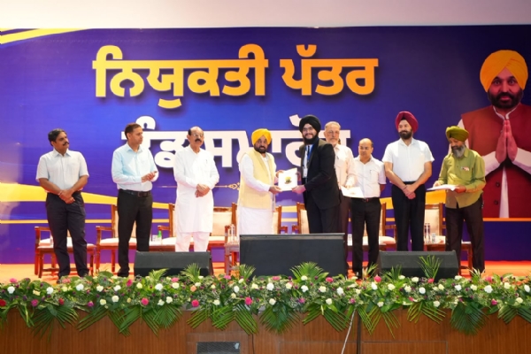 ਪੰਜਾਬ ਦੇ ਮੁੱਖ ਮੰਤਰੀ ਨੌਜਵਾਨਾਂ ਨੂੰ ਨਿਯੁਕਤੀ ਪਤੱਰ  ਦਿੰਦੇ ਹੋਏ