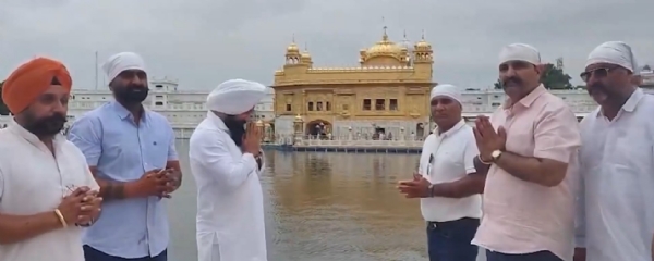 ਸ੍ਰੀ ਦਰਬਾਰ ਸਾਹਿਬ ਨਤਮਸਤਕ ਹੁੰਦੇ ਹੋਏ ਪੰਜਾਬ ਐਸਸੀ ਕਮਿਸ਼ਨ ਦੇ ਚੇਅਰਮੈਨ ਜਸਵੀਰ ਸਿੰਘ ਗੜ੍ਹੀ।