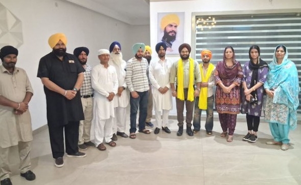 ਗੁਰਦਾਸਪੁਰ ਦਾ ਇੰਚਾਰਜ ਲਾਉਣ ’ਤੇ ਕਰਨਪ੍ਰੀਤ ਸਿੰਘ ਤੇ ਸੰਦੀਪ ਸਿੰਘ ਲਾਂਬਾ ਨੂੰ ਸਨਮਾਨਿਤ ਕਰਦੇ ਹੋਏ ਸੀਨੀਅਰ ਆਗੂ।