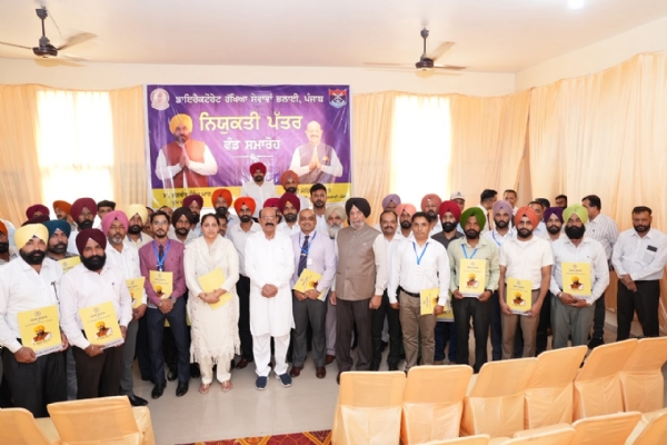 ਮੰਤਰੀ ਮੋਹਿੰਦਰ ਭਗਤ ਨਿਯੁਕਤੀ ਪੱਤਰ ਵੰਡਦੇ ਹੋਏ।