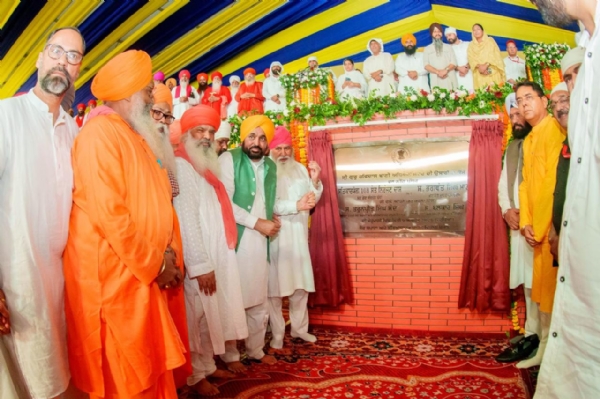 ਡੇਰਾ ਸੱਚਖੰਡ ਬੱਲਾਂ ਵਿਖੇ ‘ਸ੍ਰੀ ਗੁਰੂ ਰਵਿਦਾਸ ਜੀ ਬਾਣੀ ਅਧਿਐਨ ਕੇਂਦਰ’ ਦਾ ਨੀਂਹ ਪੱਥਰ ਰੱਖਦੇ ਹੋਏ ਮੁੱਖ ਮੰਤਰੀ ਭਗਵੰਤ ਸਿੰਘ ਮਾਨ।