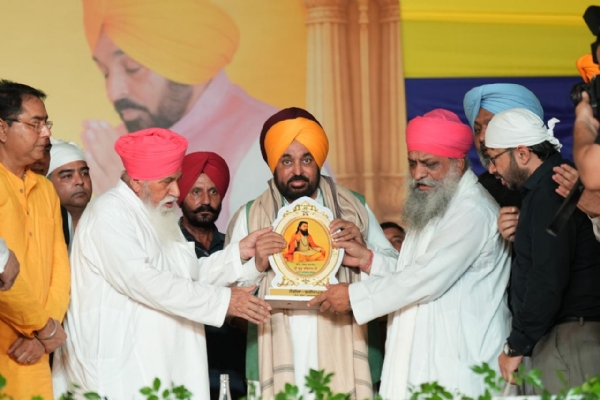 ਮੁੱਖ ਮੰਤਰੀ ਮਾਨ ਦਾ ਸਨਮਾਨ ਕਰਦੇ ਹੋਏ ਡੇਪਦਮ ਸ੍ਰੀ ਸੰਤ ਨਿਰੰਜਨ ਦਾਸ ਜੀ ਸਮੇਤ ਸੰਤ ਸਮਾਜ ਦੀਆਂ ਪ੍ਰਮੁੱਖ ਸ਼ਖ਼ਸੀਅਤਾਂ।