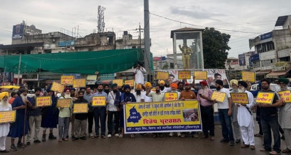 ਪ੍ਰਦਰਸ਼ਨ ਕਰਦੇ ਹੋਈਆਂ ਵੱਖ-ਵੱਖ ਸਿੱਖ, ਕਿਸਾਨ ਅਤੇ ਸਮਾਜਿਕ ਜਥੇਬੰਦੀਆਂ।