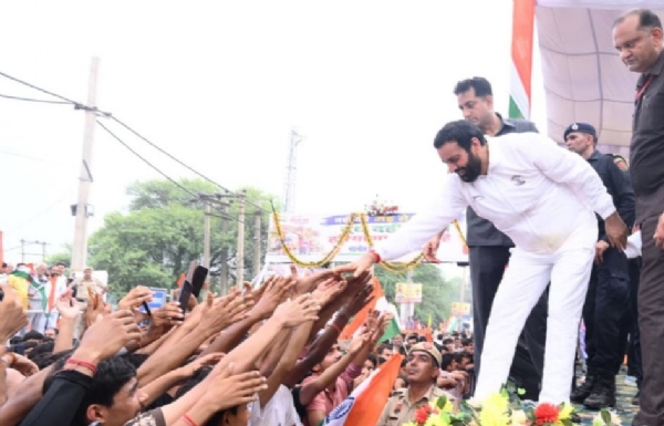 ਵਿਦਿਆਰਥੀਆਂ ਨਾਲ ਹੱਥ ਮਿਲਾਉਂਦੇ ਹੋਏ ਮੁੱਖ ਮੰਤਰੀ ਨਾਇਬ ਸਿੰਘ ਸੈਣੀ।
