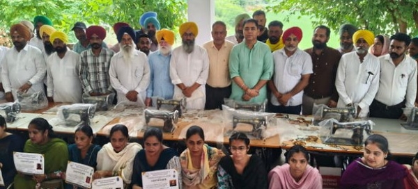 ਲੋੜਵੰਦ ਔਰਤਾਂ ਨੂੰ ਵੰਡੀਆਂ ਸਿਲਾਈ ਮਸ਼ੀਨਾਂ ਵੰਡਦੇ ਹੋਏ ਕੈਬਨਿਟ ਮੰਤਰੀ ਅਮਨ ਅਰੋੜਾ ਤੇ ਸੰਸਥਾ ਦੇ ਮੈਂਬਰ। ਲੋੜਵੰਦ ਔਰਤਾਂ ਨੂੰ ਵੰਡੀਆਂ ਸਿਲਾਈ ਮਸ਼ੀਨਾਂ ਵੰਡਦੇ ਹੋਏ ਕੈਬਨਿਟ ਮੰਤਰੀ ਅਮਨ ਅਰੋੜਾ ਤੇ ਸੰਸਥਾ ਦੇ ਮੈਂਬਰ।