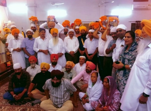 ਸ੍ਰੀ ਗੁਰੂ ਰਵਿਦਾਸ ਮਹਾਰਾਜ ਜੀ ਦੀ ਚਰਨ-ਛੋਹ ਪ੍ਰਾਪਤ ਪਾਵਨ ਮਿੱਟੀ ਸੰਗਰੂਰ ਪਹੁੰਚਣ ’ਤੇ ਸਵਾਗਤ ਕਰਦੇ ਹੋਈ ਸੰਗਤ। ਸ੍ਰੀ ਗੁਰੂ ਰਵਿਦਾਸ ਮਹਾਰਾਜ ਜੀ ਦੀ ਚਰਨ-ਛੋਹ ਪ੍ਰਾਪਤ ਪਾਵਨ ਮਿੱਟੀ ਸੰਗਰੂਰ ਪਹੁੰਚਣ ’ਤੇ ਸਵਾਗਤ ਕਰਦੇ ਹੋਈ ਸੰਗਤ।