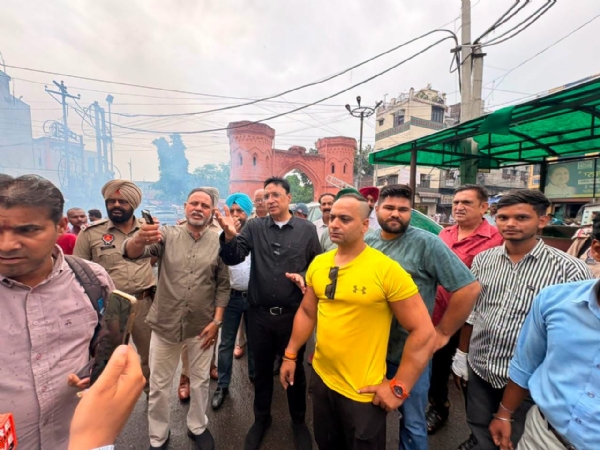 ਅੰਮ੍ਰਿਤਸਰ ’ਚ ਕੀਤੀ ਜਾ ਰਹੀ ਫੋਗਿੰਗ ਦਾ ਜਾਇਜਾ ਲੈਂਦੇ ਹੋਏ ਵਿਧਾਇਕ ਡਾ. ਅਜੇ ਗੁਪਤਾ। ਅੰਮ੍ਰਿਤਸਰ ’ਚ ਕੀਤੀ ਜਾ ਰਹੀ ਫੋਗਿੰਗ ਦਾ ਜਾਇਜਾ ਲੈਂਦੇ ਹੋਏ ਵਿਧਾਇਕ ਡਾ. ਅਜੇ ਗੁਪਤਾ।