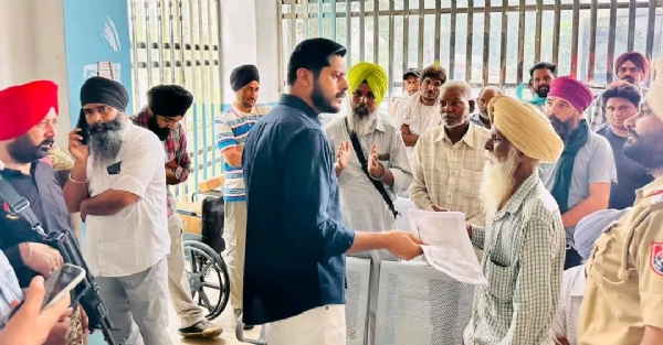 ਲੋਕਾਂ ਦੀਆਂ ਸਮੱਸਿਆਵਾਂ ਸੁਣਦੇ ਹੋਏ ਬਟਾਲਾ ਤੋਂ ਵਿਧਾਇਕ ਸ਼ੈਰੀ ਕਲਸੀ। ਲੋਕਾਂ ਦੀਆਂ ਸਮੱਸਿਆਵਾਂ ਸੁਣਦੇ ਹੋਏ ਬਟਾਲਾ ਤੋਂ ਵਿਧਾਇਕ ਸ਼ੈਰੀ ਕਲਸੀ।