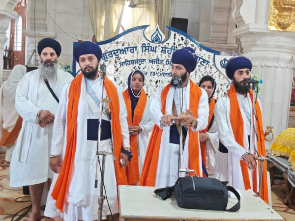 ਇੰਟਰਨੈਸ਼ਨਲ ਢਾਡੀ ਜੱਥਾ ਵਾਰਾਂ ਨਾਲ ਸੰਗਤ ਨੂੰ ਨਿਹਾਲ ਕਰਦਾ ਹੋਇਆ।