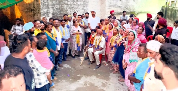 ਲੋਕਾਂ ਨੂੰ ਪਾਰਟੀ ’ਚ ਸ਼ਾਮਲ ਕਰਦੇ ਹੋਏ ਪੰਜਾਬ ਦੇ ਕਾਰਜਕਾਰੀ ਪ੍ਰਧਾਨ ਅਤੇ ਬਟਾਲਾ ਤੋਂ ਵਿਧਾਇਕ ਸ਼ੈਰੀ ਕਲਸੀ। ਲੋਕਾਂ ਨੂੰ ਪਾਰਟੀ ’ਚ ਸ਼ਾਮਲ ਕਰਦੇ ਹੋਏ ਪੰਜਾਬ ਦੇ ਕਾਰਜਕਾਰੀ ਪ੍ਰਧਾਨ ਅਤੇ ਬਟਾਲਾ ਤੋਂ ਵਿਧਾਇਕ ਸ਼ੈਰੀ ਕਲਸੀ।