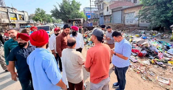 ਸਫਾਈ ਦਾ ਜਾਇਜਾ ਲੈਂਦੇ ਹੋਏ ਬਟਾਲਾ ਦੇ ਵਿਧਾਇਕ ਅਤੇ ਪੰਜਾਬ ਦੇ ਕਾਰਜਕਾਰੀ ਪ੍ਰਧਾਨ ਸ਼ੈਰੀ ਕਲਸੀ।