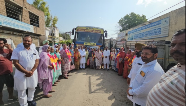 ਬੱਸ ਰਵਾਲਾ ਕਰਦੇ ਹੋਏ ਵਿਧਾਇਕ ਨਰਿੰਦਰਪਾਲ ਸਿੰਘ ਸਵਨਾ।