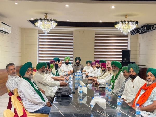 ਚੰਡੀਗੜ੍ਹ ਵਿਖੇ ਸੰਯੁਕਤ ਕਿਸਾਨ ਮੋਰਚਾ ਦੀ ਬੈਠਕ ’ਚ ਸ਼ਾਮਲ ਕਿਸਾਨ।