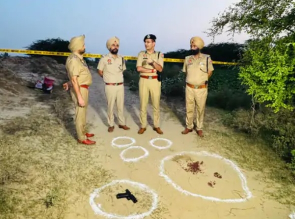 ਮੌਕੇ ’ਤੇ ਤਫਤੀਸ਼ ਕਰਦੇ ਹੋਏ ਪੁਲਿਸ ਅਧਿਕਾਰੀ। ਮੌਕੇ ’ਤੇ ਤਫਤੀਸ਼ ਕਰਦੇ ਹੋਏ ਪੁਲਿਸ ਅਧਿਕਾਰੀ।